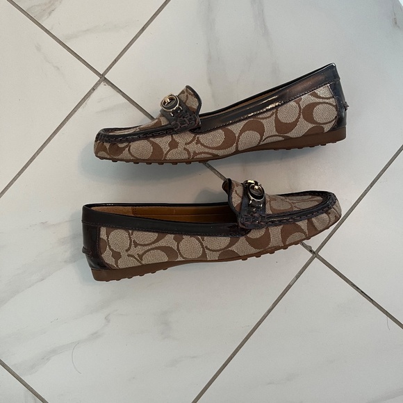 Coach - Picture 2 of 4